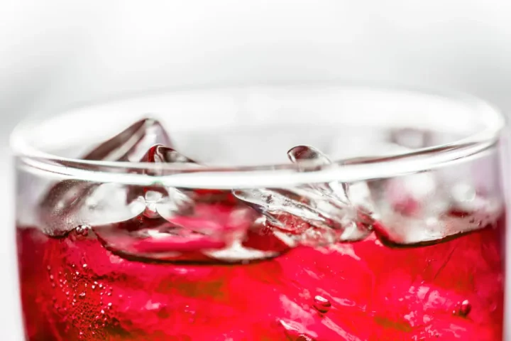 Vino rojo con hielo