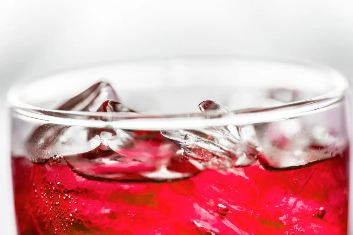 Vino rojo con hielo