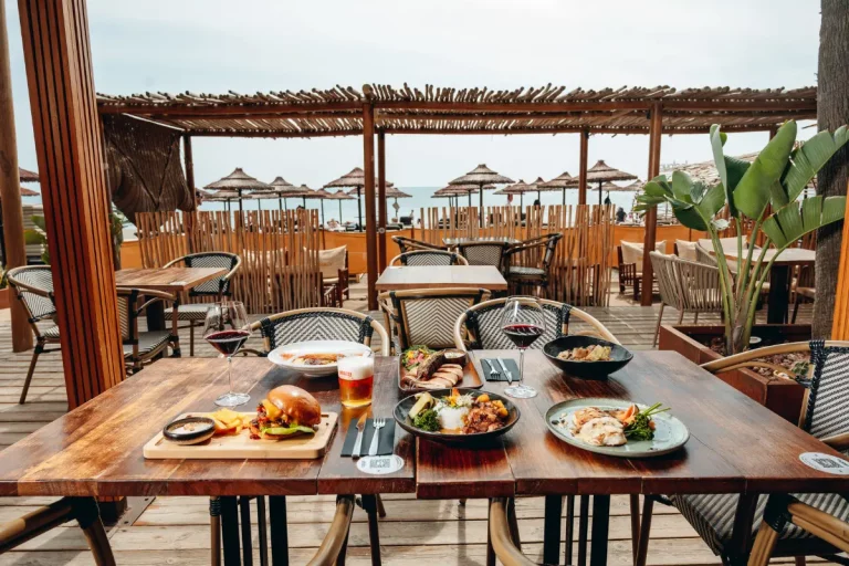 terraza frente a la playa
