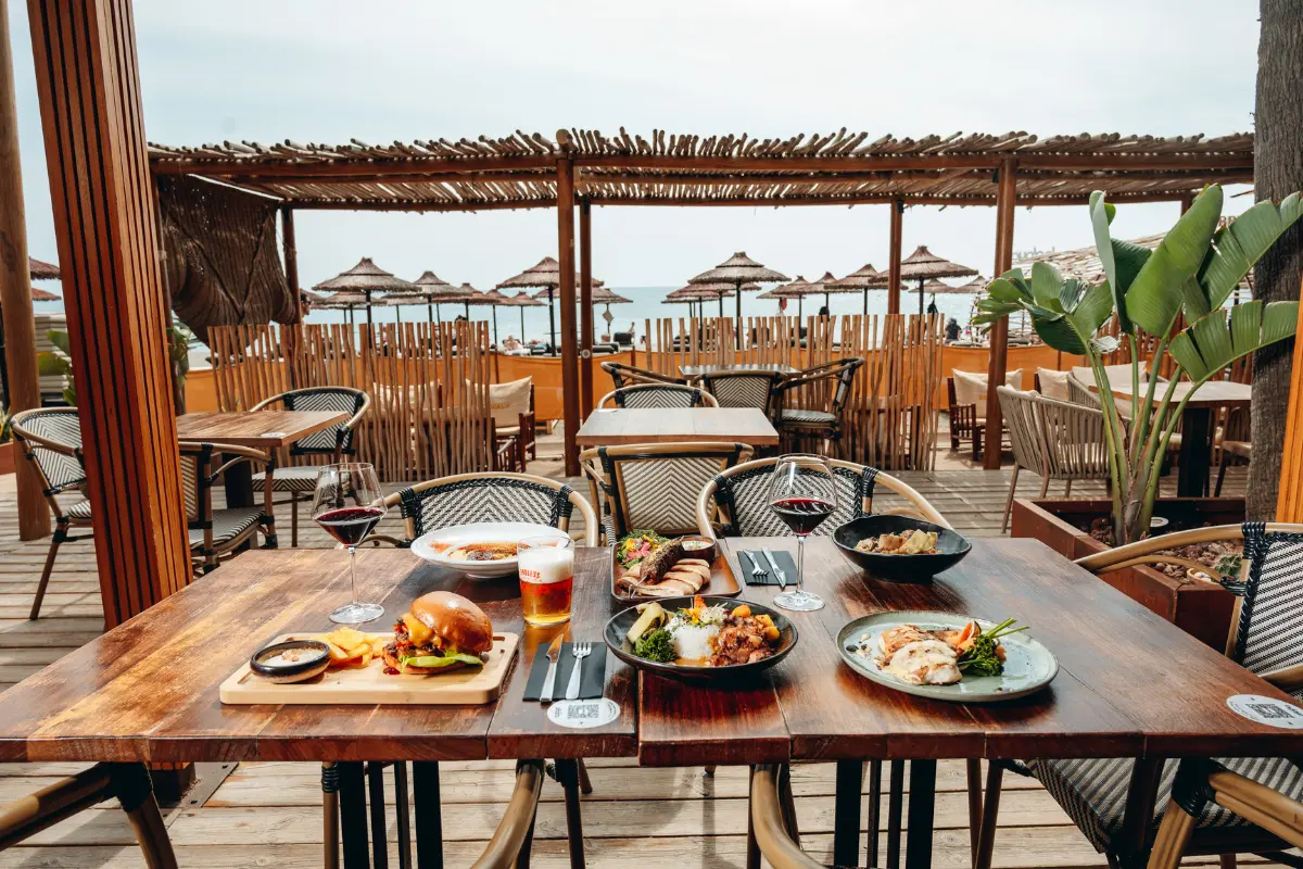 terraza frente a la playa