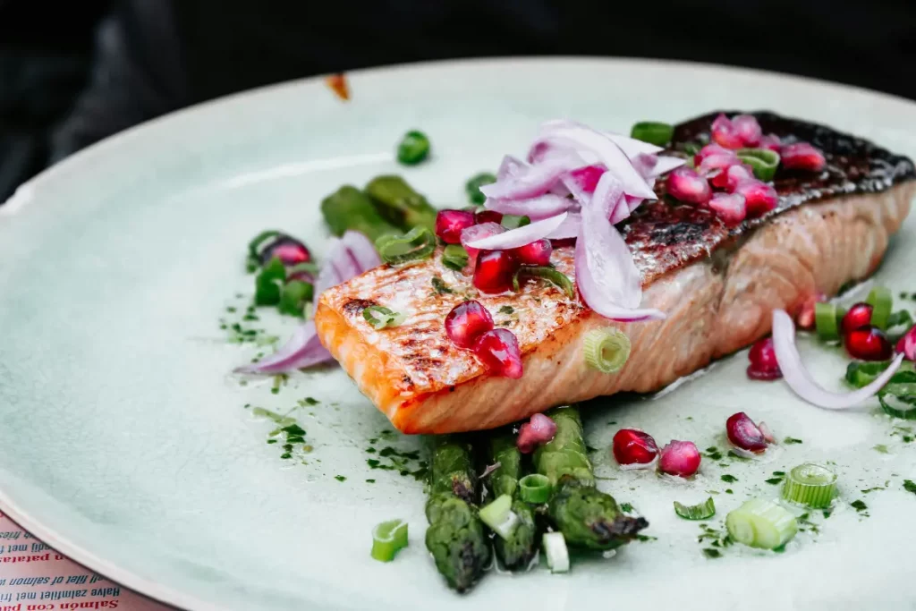 Plato de salmón con espárragos y granada