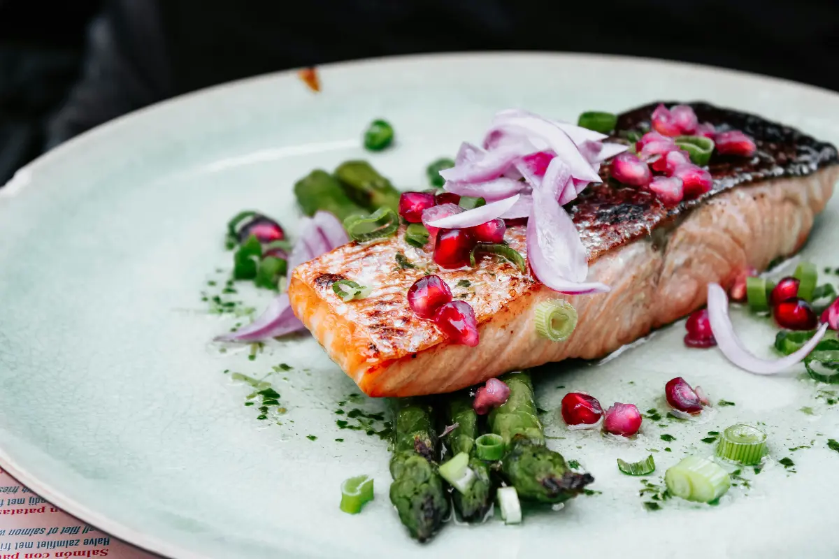 Plato de salmón con espárragos y granada